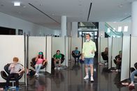 pur+ – Eric startet den "PUR+" Freundschaftstest: Acht Kinder, die sich vorher noch nie gesehen haben, checken, mit wem sie sich gerne anfreunden würden. Gibt es Freundschaft auf den ersten Blick?