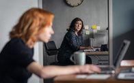 Das Netz - Prometheus – Christina (Eva Mattes, re.) steht ihrer Kanzleikollegin Lea Brandstätter (Birgit Minichmayr) bei.
