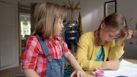Elsa – Elsa (Maya Anna Hansen Frølich) würde ihrer Schwester bei den Hausaufgaben gerne helfen.