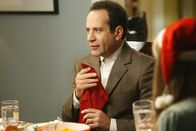 Monk – Den Weihnachtsabend verbringt Monk (Tony Shalhoub) zusammen mit Natalie, die ein paar Obdachlose zum Essen eingeladen hat. Den Umgang mit einer Serviette muss der reinliche Monk den Gästen noch beibringen ...