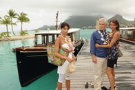 Das Traumschiff – Julia (Anja Kling) und der Pianist Kai (Philipp Brenninkmeyer) nutzen die Reise, um ihre Beziehung offiziell zu machen. Melanie (Gerit Kling) ist davon nicht sehr begeistert.