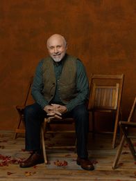 Last Man Standing – (2. Staffel) - Ed (Hector Elizondo) ist der Besitzer von "Outdoor Man" und Mikes Boss. Außerdem hat er ein Buch geschrieben, das besagt, wie man das Leben eines Mannes leben sollte. Hält er sich selbst daran?