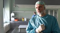 Tatort – Ebola! Gerichtsmediziner Kreindl (Günter Franzmeier) findet das Virus in der Leiche.