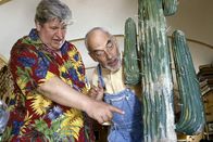 Löwenzahn Classics – Gelbe Flecken auf dem Kaktus. Nachbar Paschulke (Helmut Krauss, l.) und Peter Lustig (Peter Lustig, r.) sind erschrocken. Was der Pflanze wohl fehlt?