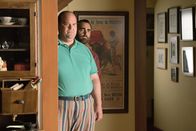 The Last Man on Earth – Todd (Mel Rodriguez, l.) und Tandy (Will Forte, r.) beginnen, in Melissas Vergangenheit zu graben, in der Hoffnung, die tiefe Ursache für ihre Erkrankung zu finden ...