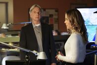Navy CIS – Jack (Maria Bello, r.) öffnet dem NCIS-Team die Augen, als sie vermutet, dass die Käufer der geheimen Software keine digitalen Spuren hinterlassen - kann das Team um Gibbs (Mark Harmon, l.) materielle Hinweise an Eddies Wohnort finden?