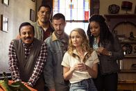 Perfect Harmony – (v.l.n.r.) Reverend Jax (Rizwan Manji); Dwayne (Geno Segers); Wayne (Will Greenberg); Ginny (Anna Camp); Adams Adams (Tymberlee Hill)