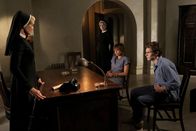 American Horror Story – Jahr 1964: Welche Bestrafung steht Grace (Lizzie Brocheré, 2.v.r.) und Kit (Evan Peters, 2.v.r.) bevor? Schwester Mary Eunice McKee (Lily Rabe, 2.v.l.) denkt an Schläge, doch Schwester Jude Martin (Jessica Lange, l.) hat eine ganz andere Idee ...; Jahr 1964: Welche Bestrafung steht Grace (Lizzie Brocheré, 2.v.r.) und Kit (Evan Peters, 2.v.r.) bevor? Schwester Mary Eunice McKee (Lily Rabe, 2.v.l.) denkt an Schläge, doch Schwester Jude Martin (Jessica Lange, l.) hat eine ganz andere Idee ...
