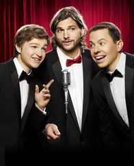Two and a Half Men – (9. Staffel) - Zwei Männer und eine halbe Portion: Walden Schmidt (Ashton Kutcher, M.), Alan (Jon Cryer, r.) und Jake Harper (August T. Jones, l.) ...