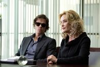 The Gambler – Roberta (Jessica Lange, r.) hilft ihrem skrupellosen Sohn Jim (Mark Wahlberg, l.) ein allerletztes Mal aus der Patsche, doch der bringt mit seiner Spielsucht mittlerweile nicht mehr nur sein eigenes Leben in Gefahr ...