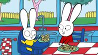 Simon – Nudeln essen ist ganz schön kompliziert für Franz (l.). Als großer Bruder weiß Simon (r.) jedoch, wo der Hase lang läuft.