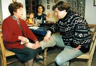 Single Bells – v.li.: Omama, Joes Mutter (Inge Konradi), Sissi (Mariella Hahn), Luiserl Moor (Mona Seefried), Johannes Moor (Erwin Steinhauer) : Honorarfrei lediglich fuer Ankuendigungen und Veroeffentlichungen im Zusammenhang mit obiger BR-Sendung bei Nennung: Bild: BR . Andere Verwendungen nur nach entsprechender vorheriger schriftlicher Vereinbarung mit dem BR-Bildarchiv, Tel. 089 / 5900 3040, Fax 089 / 5900 3284.