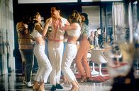 Catch Me If You Can – Bereits vor seinem 19. Geburtstag soll der Hochstapler Frank Abagnale Jr. (Leonardo DiCaprio, Mi.) Millionen durch Betrug verdient haben.