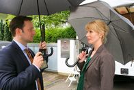 Die Rosenheim-Cops – Melanie Muxleitner (Sinikka Schubert, r.) bestreitet das Opfer gekannt zu haben. Kommissar König (Mark-Alexander Solf, l.) spürt, dass sie etwas zu verbergen hat.