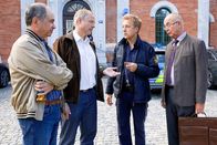 Die Rosenheim-Cops – Von links: Die Kegelbrüder Friedel (Matthias Kupfer) und Kreindl (Wowo Habdank) tun alles, um Hauptmeister Mohr (Max Müller) gegenüber Polizeidirektor Achtziger (Alexander Duda) nicht zu verraten. Ob das gut geht?