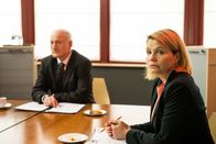 Merz gegen Merz – Anne (Annette Frier, r.) erfährt bei ihrem neuen Arbeitgeber, dass sie eigentlich viel zu alt für Social Media ist.
