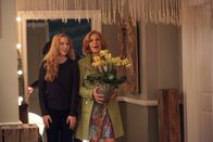 Castle – Stolz präsentiert Alexis (Molly C. Quinn, l.) ihrer Großmutter (Susan Sullivan, r.) die Wohnung, in der sie ab sofort mit Pi zusammen lebt ...