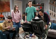 The Big Bang Theory – (v.l.n.r.) Howard Wolowitz (Simon Helberg); Amy Farrah Fowler (Mayim Bialik); Sheldon Cooper (Jim Parsons); Rajesh Koothrappali (Kunal Nayyar)