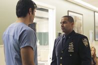 Castle – Javier Esposito (Jon Huertas, r.) versucht Josh Davidson (Victor Webster, l.), der glaubt dass Castle Schuld am Mordanschlag auf Beckett hat, zu beruhigen ...