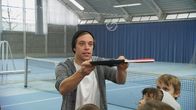 CheXperiment – Checker Tobi spielt mit Seifenblasen Tennis.