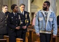East New York – (v.l.n.r.) Captain Stan Yenko (Richard Kind); Deputy Inspector Regina Haywood (Amanda Warren);Assistant Chief John Suarez (Jimmy Smits); Antoine Jordan (Biko Eisen-Martin)