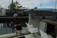 When Sharks Attack - Hai-Alarm – Fischer Rick Reger auf seinem Boot im Hafen von Honokohau.