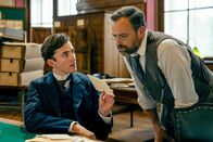 Vienna Blood – Als Max Liebermann (Matthew Beard, l.) von einer Reise in die USA zurückkehrt, unterstützt er seinen Freund Oskar Rheinhardt (Juergen Maurer, r.) bei den Ermittlungen gegen eine unbekannte Person im Herzen Wiens, den geheimnisvollen "Mephisto".