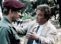 Columbo – Lt. Columbo (Peter Falk, re.) unterhält sich am Tatort mit Col. Frankie Brailie (Robert Foxworth), der mit dem ermordeten Major Keegan Meinungsverschiedenheiten hatte. Doch Brailie hat ein scheinbar hieb- und stichfestes Alibi...