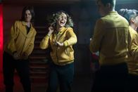 Alex Rider – Nachdem Alex Rider (Otto Farrant, 2.v.r.) Musik in der Küche aufdreht, beginnen James (Earl Cave, l.) und Laura (Katrin Vankova, M.) ausgelassen zu tanzen. Dass dies in der Eliteschule strengstens verboten ist, interessiert die drei nicht. Kyra (Marli Siu, r.) ist die einzige, die darüber besorgt ist.