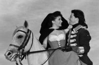 Fanfan, der Husar – Adeline (Gina Lollobrigida), die den jungen Fanfan (Gérard Philipe) zunächst als naiven und kindlichen Schönling sieht, hegt letztlich doch Gefühle für ihn.