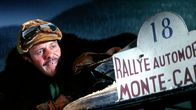 Monte-Carlo-Rallye – Sir Cuthbert Ware-Armitage (Terry Thomas) muss vor seinem Widersacher im Ziel sein, um alleiniger Eigentümer einer Autofabrik zu werden.