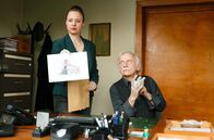 Rentnercops – Vicky (Katja Danowski, 2.v.r.) und Tilo (Edwin Bremer, r.) fällt einiges am Erpresserschreiben auf.