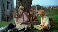 Astrid Lindgren:: Pippi Langstrumpf – Nach dem Verschwinden ihrer Kleider müssen Tommy (Pär Sundberg, l.) und Annika (Maria Persson, M.) mit Kartoffelsäcken vorlieb nehmen, die ihnen Pippi (Inger Nilsson, r.) besorgt hat.