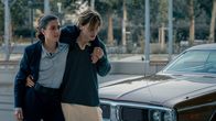 neoriginal: Crystal Wall – Für einen Moment tauschen Louna Lloris (Anna Bardavelidze, l.) und Nicolas Dardenne (Gustav Schmidt, r.) die Rollen: Nico kümmert sich um Louna und bringt sie ins Krankenhaus.