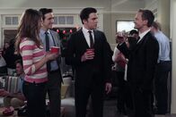 How I Met Your Mother – Barney (Neil Patrick Harris, r.) zeigt seinen neuen Freunden Justin (Brian McElhaney, 2.v.l.) und Kyle (Nick Kocher, 2.v.r.), wie ein Mann richtig feiert ...