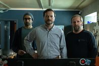 Unit 42 – Nassim Khaoulani (Roda Fawaz, l.), Samuel Leroy (Patrick Ridremont, M.) und Bob Franck (Tom Audenaert, r.) müssen ein kleines Mädchen aus den Fängen einer Verrückten befreien. Die drei Polizisten werden außerdem erpresst.