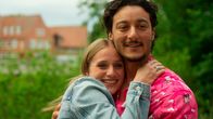 Rote Rosen – Bei Bellas (Alessia Mazzola l.) und Elyas‘ (Mehmet Daloğlu r.) Auktion ersteigert Richard (Florian Odendahl) Julius’ (Jan Stapelfeldt) Füller für 10.000 Euro – um Bellas Abreise zu sichern.