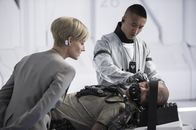 Elysium – Ministerin Delacourt (Jodie Foster, l.); Max De Costa (Matt Damon, r.)