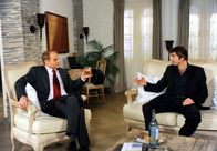 Rote Rosen – ARD ROTE ROSEN FOLGE 981 Uhr im ERSTEN. Falk (Guido Broscheit, r.) berät sich mit Jürgen Wüst (Mathias Klimsa, l.) über Sophies Ultimatum.