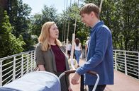 Life – Zwischen Hannah (Melissa Johns) und ihrem Partner Liam (Joshua James) kommt es zu Spannungen, seit der biologische Vater ihres Kindes wieder aufgetaucht ist.
