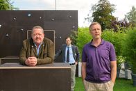 Die Rosenheim-Cops – Auf dem Grundstück von Herrn Preitz (Christoph Grunert, r.) wird die Leiche eines Sportlers gefunden. Jetzt ermitteln die Kommissare Hofer (Joseph Hannesschläger, l.) und König (Mark-Alexander Solf, M.).