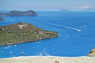 Inseln Italiens – Ein Archipel im Tyrrhenischen Meer umfasst die Inseln Lipari, Vulcano, Stromboli, Salina, Panarea, Alicudi und Filicudi. Seit 2000 steht er mit seinen einsamen Stränden und kristallklaren Buchten als Weltnaturerbe unter dem Schutz der UNESCO.
