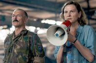 Quo Vadis, Aida? – Die Dolmetscherin Aida (Jasna Duricic) und der holländische UN-Sergeant-Major Franken (Raymond Thiry) versuchen, die Situation in der völlig überfüllten UN-Schutzzone zu beruhigen.