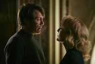 Hannibal – Bedelia (Gillian Anderson, r.) und Hannibal (Mads Mikkelsen, l.) ahnen, dass der Boden heiß wird, auf dem sie sich bewegen. Doch bevor der Kannibale Florenz verlässt, entwickelt er noch einen finalen Plan ...