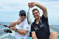 Verrückt nach Meer – Stellvertretender Kreuzfahrtdirektor Jörn Hofer und Kapitän Morten Hansen posieren mit einem gefangenen Fisch