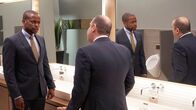 Suits – Alex (Dulé Hill, l.) und Samantha kämpfen weiter um den Namenspartner-Titel. Auch Louis (Rick Hoffmann) ist als Managing Partner involviert und muss zwischen den Fronten vermitteln. Das sorgt für zusätzliche Spannungen.