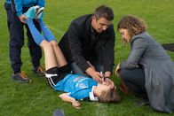 Der Bergdoktor – Nach einem Streit mit einer Teamkollegin bricht Paula (Leonie Wesselow, l.) auf dem Spielfeld zusammen. Martin Gruber (Hans Sigl, M.) und Lilli (Ronja Forcher, r.) sind glücklicherweise vor Ort.