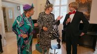 Heißmann + Rassau – Von links: Mariechen (Volker Heißmann) und Waltraud (Martin Rassau) mit dem Konzerthausdirektor Bayreuth (Oliver Severin).