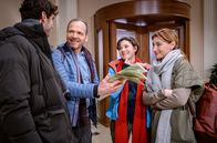 Sturm der Liebe – Eleni (Dorothée Neff, 2.v.r.) genießt die familiäre Harmonie zwischen Noah (Christopher Jan Busse, l.), Markus (Timo Ben Schöfer, 2.v.l) und Alexandra (Daniela Kiefer, r.).