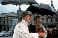 Ein süßer Fratz – Dick Avery (Fred Astaire) fotografiert Jo Stockton (Audrey Hepburn) bei ihrem ersten Modeshooting in Paris.